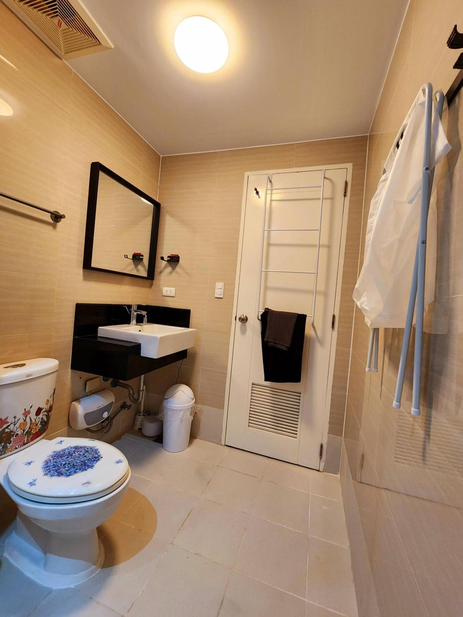 Spacious Cozy Suite At The Venice Mall With Free Parking And Washing Machine (Adults Only) Тагіг Екстер'єр фото